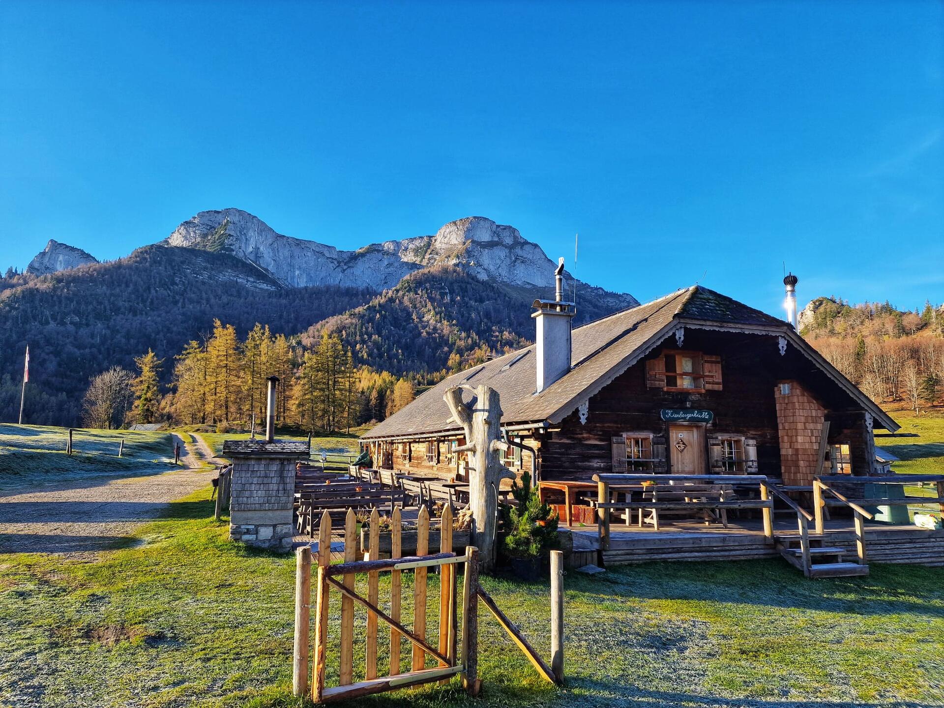 Hütte von außen mit Schafberg im Hintergrund